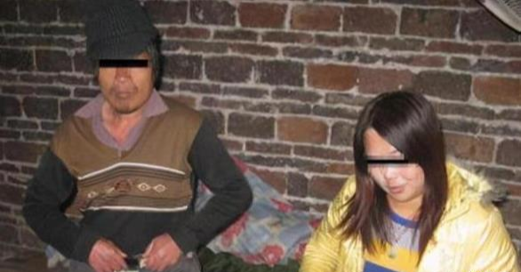 85岁老汉喝花酒，被警察现场抓获，花了3分钟才被扶下床！