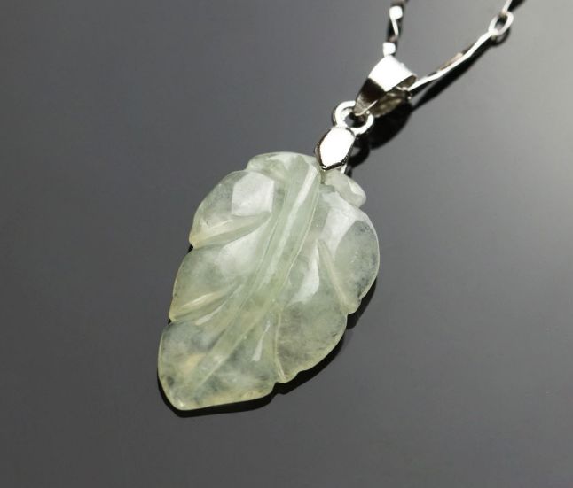 翡翠|收藏投资翡翠饰品，要注意好养护它的方法，别让它受到损伤