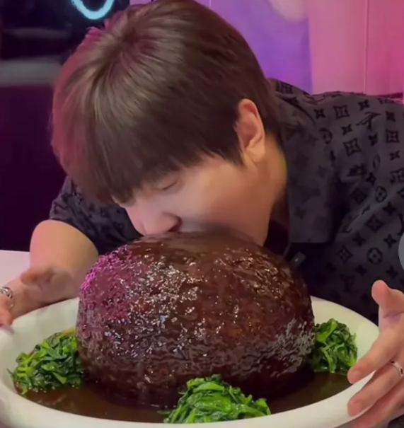 白冰|白冰自曝14岁出来打工，月收入500万，他如何拥有这么多财富的？