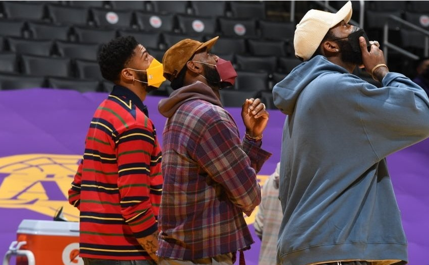 湖人队|联盟第一人,在生涯第18个赛季,正在被一层一层撕掉遮羞布