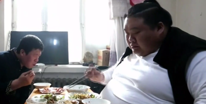 体重510斤的小伙,顿顿都要吃肉,一顿干掉半只羊