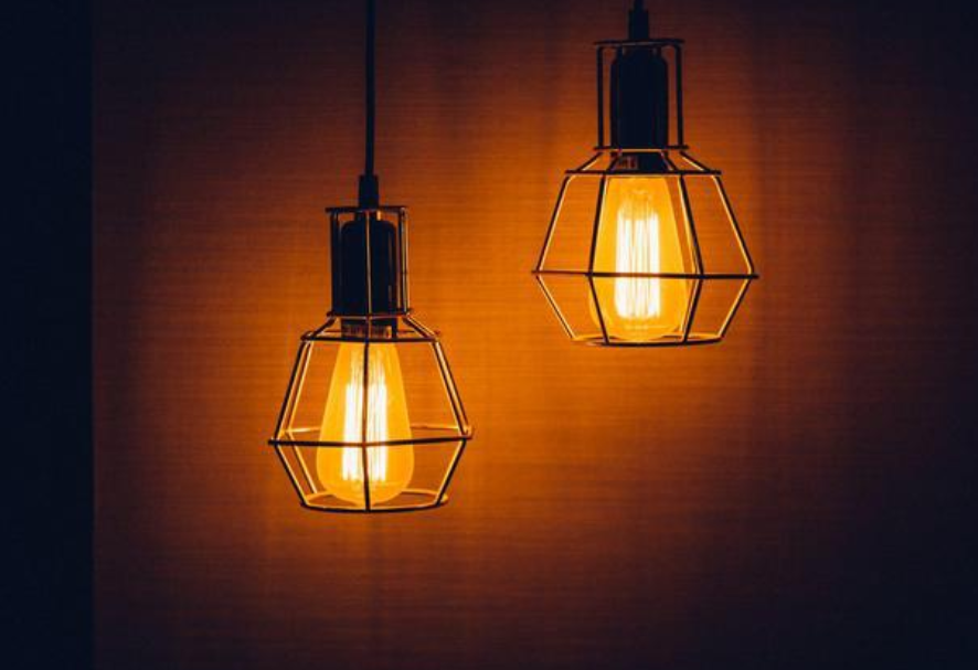 为保证良好的照明，应考虑家俱的合理布置，选择便于改变光源位置