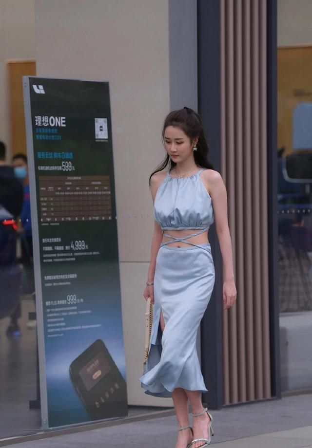 裙装|不够美丽,衣品来凑,这套“吊带+裙装”搭配,让您美不胜收