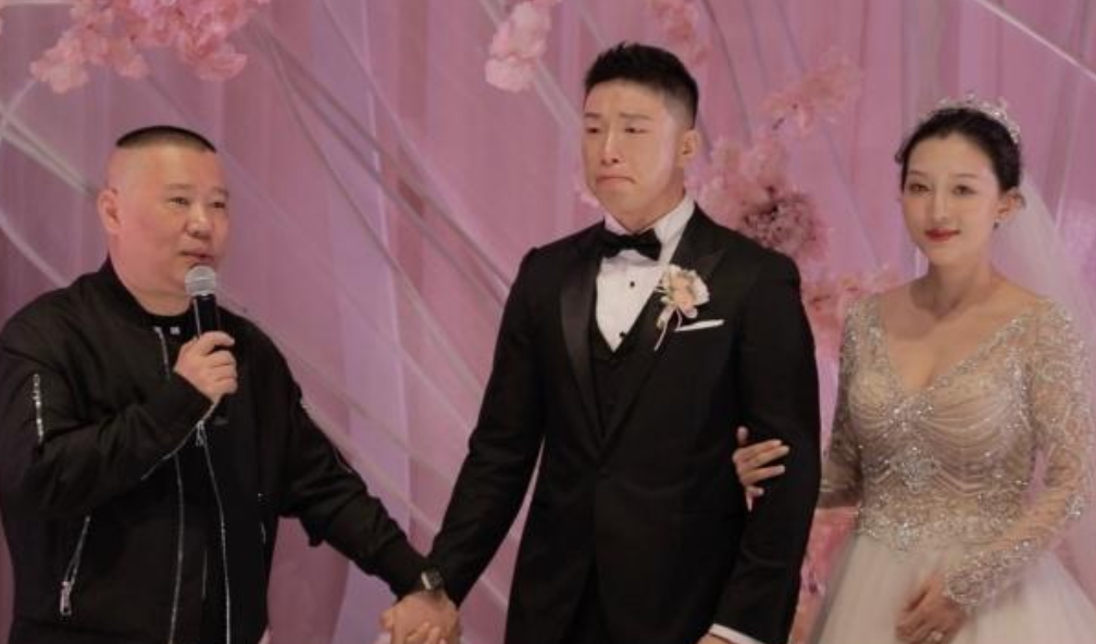 郭德纲|为何“丑”男星妻子都很漂亮?看到烧饼娇妻正面照,网友:有钱真好