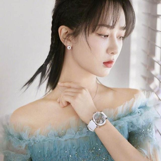 杨紫|杨紫白色印花长裙，真的太美了