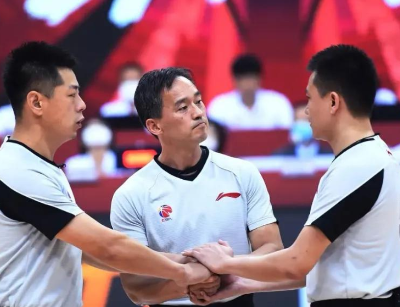 高校|郭士强在嘲讽中，一步一个脚印，把勉强进八强的队伍带到联赛第一