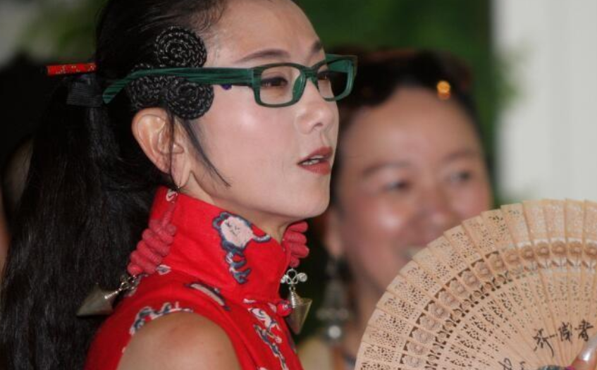 杨丽萍|62岁杨丽萍仙气全无，曾长年吃花瓣，如今剪了3厘米指甲拄拐出行