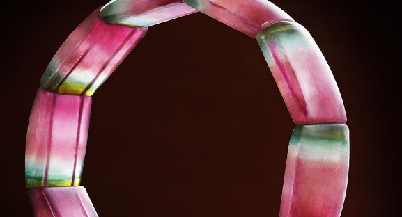 翡翠|市面上这么多B货翡翠，戴起来会对身体有害吗？不知道的了解一下