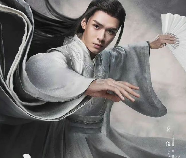 街拍|继两部接连扑街的剧，终于看到了反响不错的新剧，这次的龚俊希望不要让观众失望！