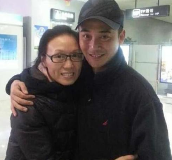 吴琼|27岁娶大15岁著名妻子，结婚16年未生孩子，却依旧恩爱如初