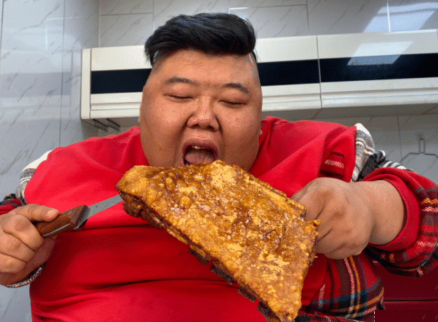 蔬菜 著名吃播“胖猴仔”已达580斤，站立都成为一种奢求