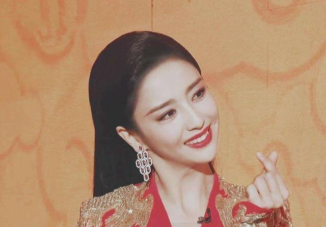 冬瓜|佟丽娅悄悄护肤，晚会“逆袭”成功，网友：美容仪是“秘密武器”