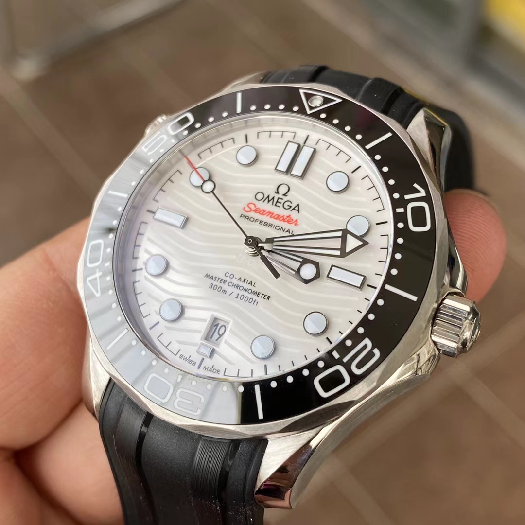 时尚星腕|三十岁男士的潜水表怎么选?不要溢价,宝珀五十噚和欧米茄海马对比