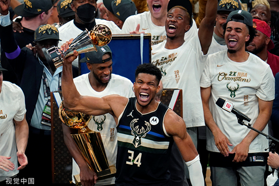 字母哥|詹姆斯没做到的字母哥做到了，突破强打就拿冠军，NBA倒退了吗？