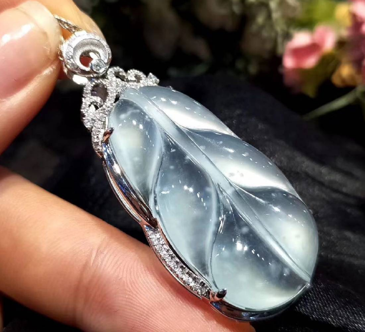 冰种翡翠|冰种老坑种翡翠很珍贵，那么它有什么特点呢？怎么进行分辨呢？