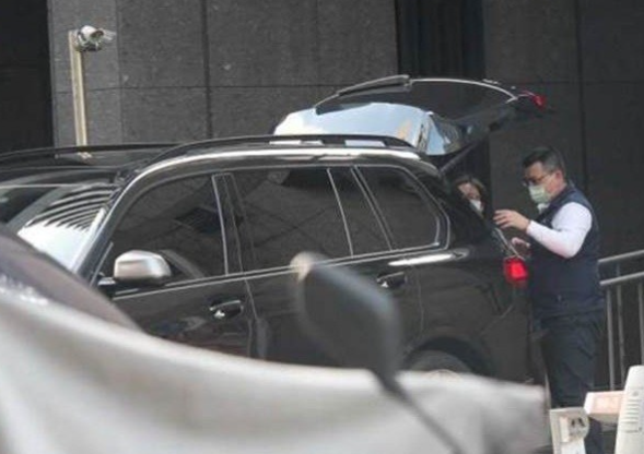 林依晨|林依晨的公婆开着百万豪车，还拿了很多礼物，态度180度大转变