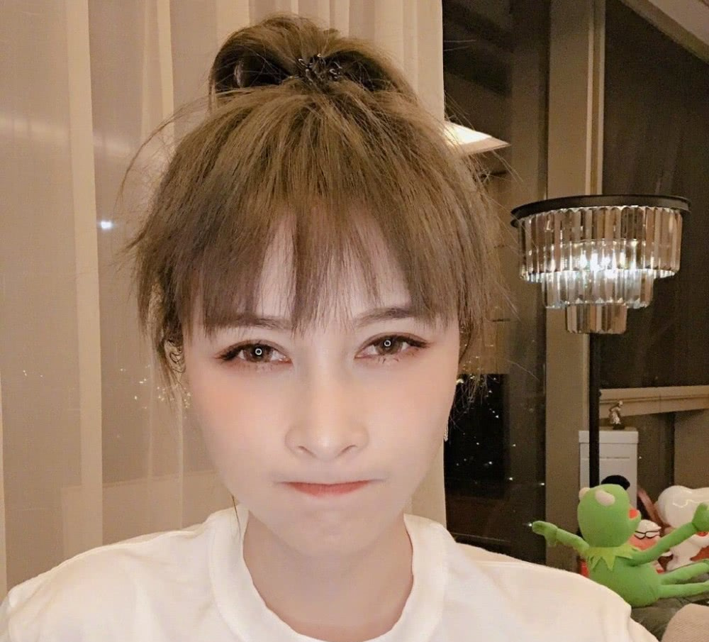 厉娜|顶流超女如今落魄,返回家乡后面的破败房屋痛哭,物是人非