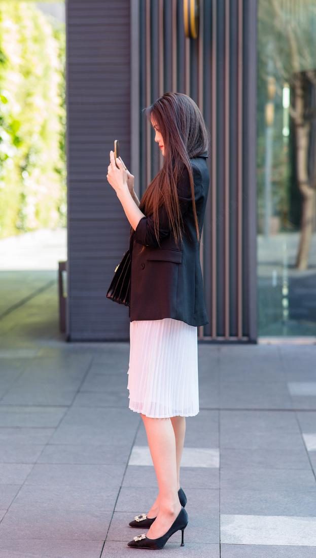 西装|西装+半身裙，早春时节这样穿，做个优雅大气的职场女人