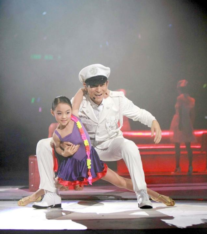 李连杰|李连杰女儿7岁为刘德华伴舞，8岁陪成龙走红毯，如今成这样！