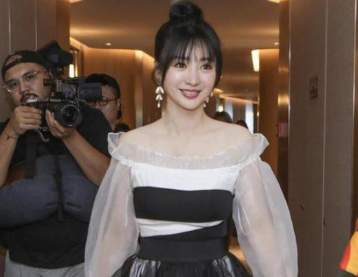 柳岩|柳岩才是真正的“浪姐”吧？穿紧身亮片裙身材不输女团，能站C位