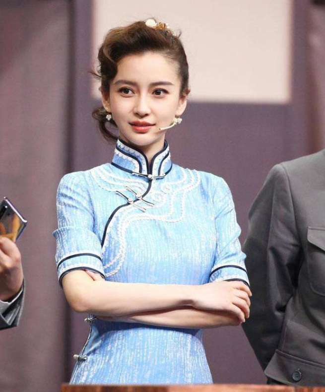 关晓彤|同样穿旗袍，谁注意baby和关晓彤配啥鞋？网友：已婚与未婚的区别