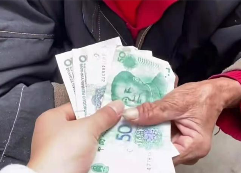 悠悠聊社会 70岁老奶奶躲墙角卖“野货”，偶遇好心网友，拿到钱不敢相信