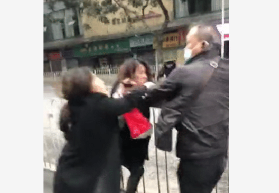 前方冲锋号 彪悍成性！广东两女子在车内抢方向盘，下车后还殴打司机