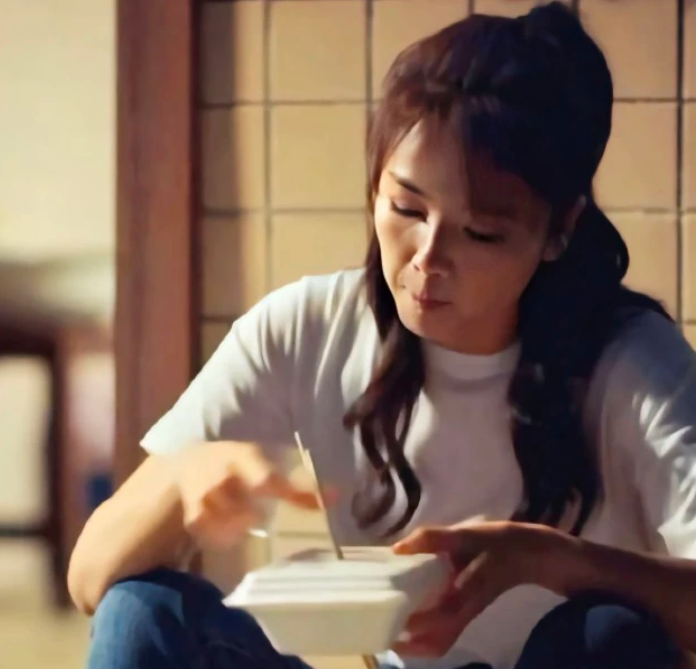 刘涛|刘涛不经意的一个小动作，引网友感叹：没有十年工地经验下不来！