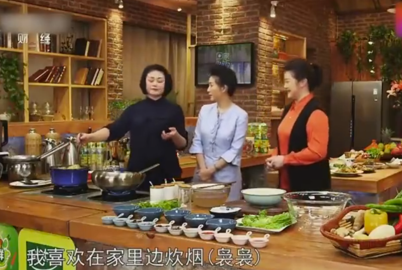 姐姐 于月仙亲妹和几个黑衣壮汉在饭店大吃大喝被拍！网友：这么快过坎了？