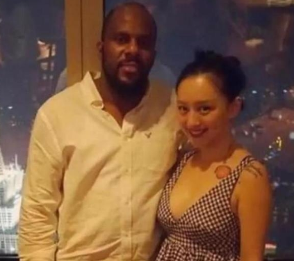 释小龙|曾令释小龙“魂牵梦绕”，当红因学业退圈，今嫁黑人成这样