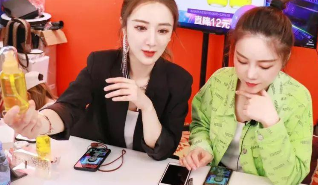 薇娅|有一种“整容”叫薇娅卸妆,摘掉假睫毛后,网友:是同一个人吗