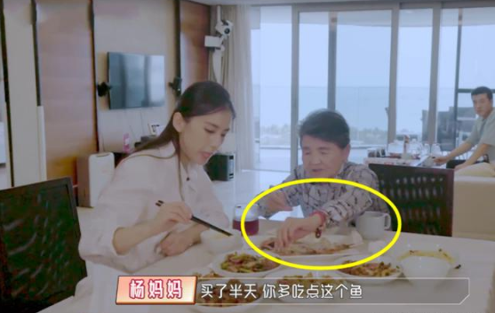 黄圣依|黄圣依和婆婆吃饭，一个端盘子动作成亮点，婆媳关系好坏一目了然！