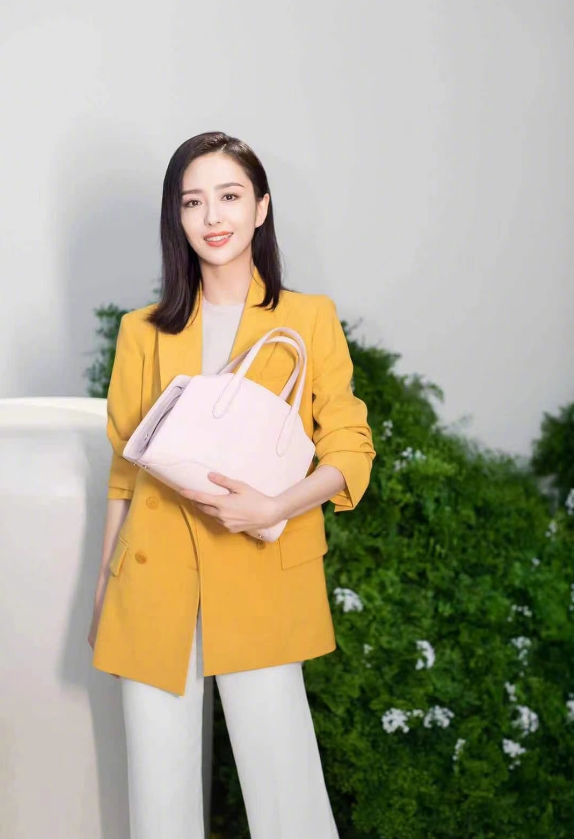 佟丽娅|佟丽娅最新写真，编发头巾造型彰显独特，什么风格都能hold住！