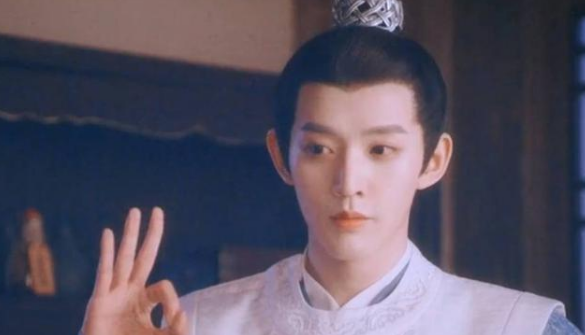 长月烬明|因《遇龙》而走进观众的视线，古装形象非常惊艳，他还将出演《长月烬明》