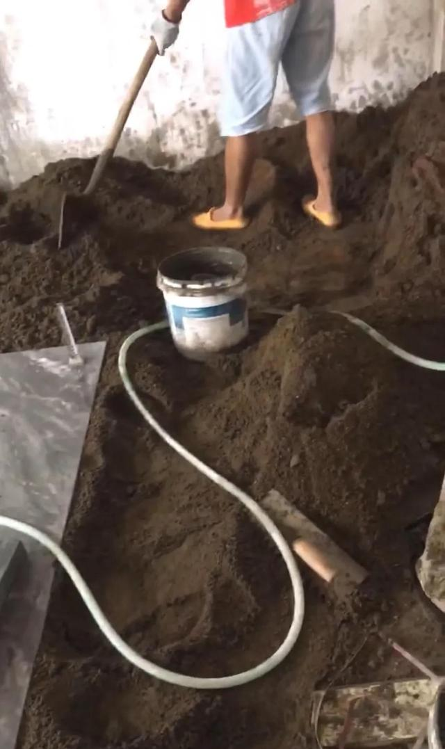 大户型|瓷砖由于铺贴原因全部开裂，鼓起，铺贴师傅不承认，该怎么办？