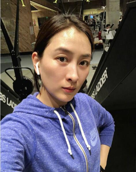 |马苏在街头吃路边摊被拍，素颜秃眉还发福，不化妆真没路人漂亮！