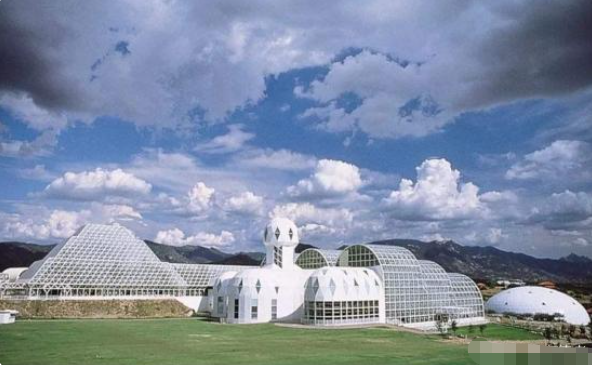 科学家 30年前，科学家将4名男女关在封闭空间，为移民外星球做实验