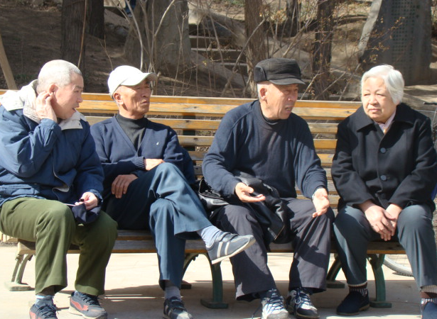 39健康网 骨密度低，晨起时会有3种异常，若全中，可能骨头已经“撑不住了”