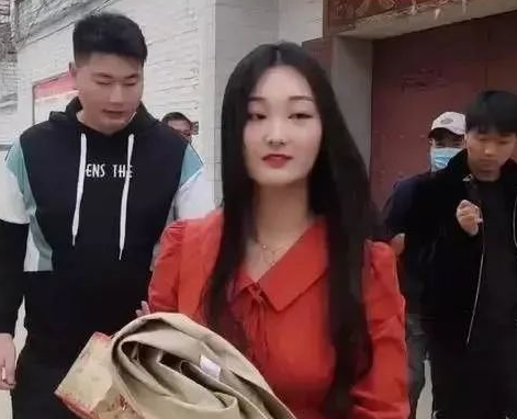 陈亚男|大衣哥儿媳妇陈亚男夜不归宿,朱小伟直言:相信老婆的为人