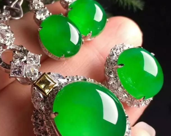 翡翠|没有雕刻的翡翠饰品就不值钱？你错了，这样的料子本身就很珍贵