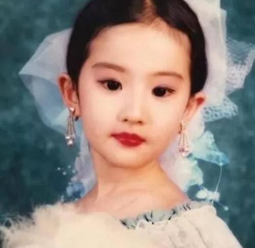 黄圣依|33岁的“神仙姐姐”刘亦菲跌落神坛该怪谁呢？成于干爹，败于自己！