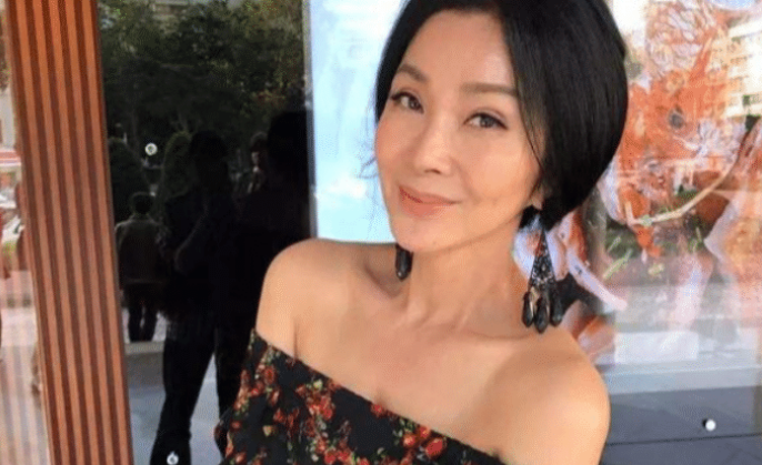 母亲的战争|她64岁与林心如同框，佩戴无色翡翠手镯，气质不输林心如！