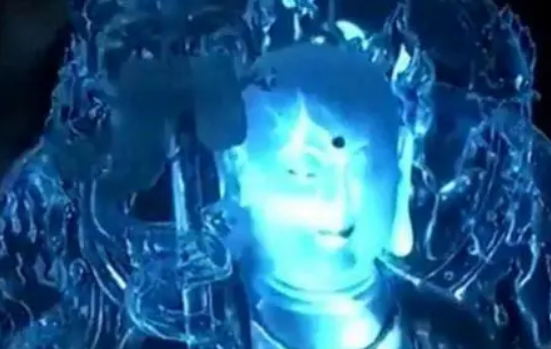 古董 女子带家里菩萨像鉴宝，关灯后用光一照，专家：无需鉴定了