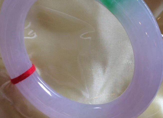 翡翠|翡翠饰品上的红绳有什么意义？不同的商家，系绳子的心态不一样