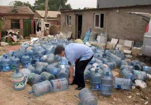 医生|一家三口接连确诊甲状腺癌,医生提醒:家里“1桶装水”,趁早换