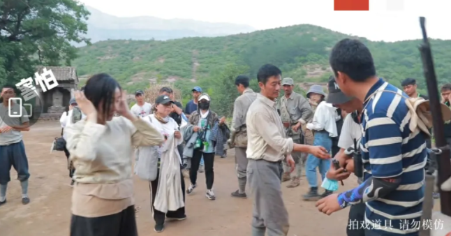 张天爱|拍戏期间，吴京教张天爱打枪，近40岁的张天爱卖萌撒娇