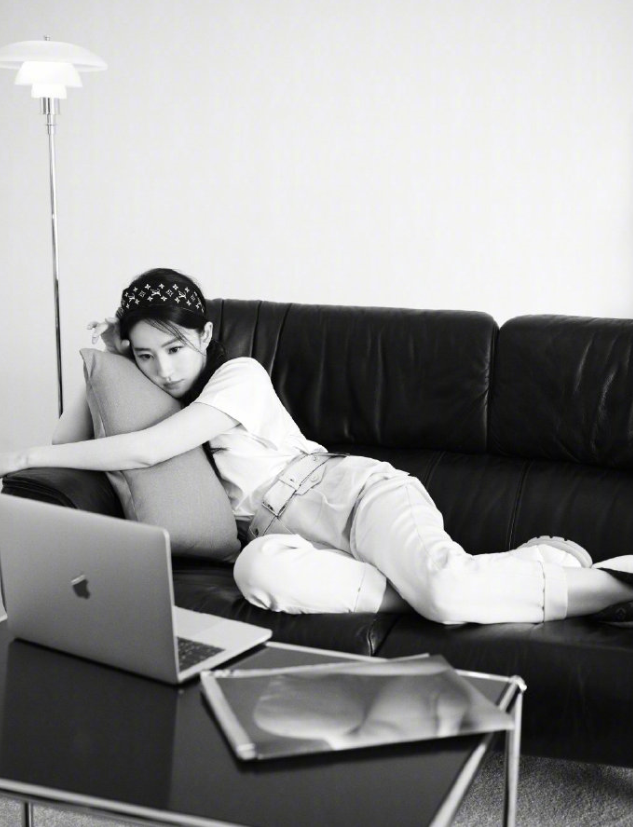 刘亦菲|刘亦菲在家穿1万萝卜裤配9千靴看秀，穿着奢侈躺沙发上，身段苗条美得不敢看！