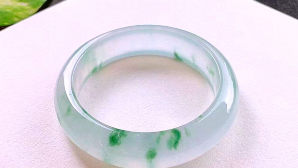 翡翠手镯|翡翠手镯必须得这样戴着，手镯可是有灵气的，也能够保大家平安