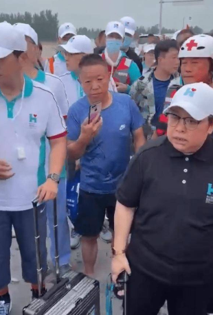 韩红|韩红得罪了谁!官媒批评明星网红作秀式救灾,当地居民说出真相