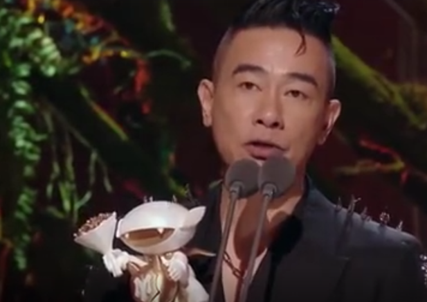 陈小春|陈小春第一，获奖感言上没留意妻子的手势，应采儿急得翻白眼